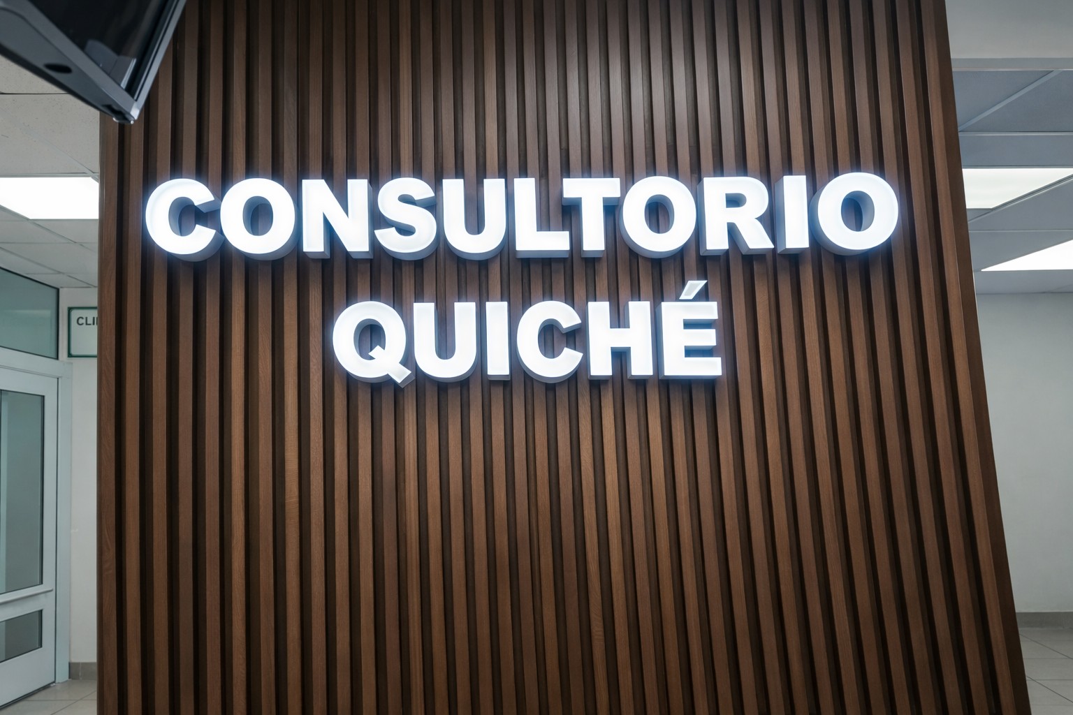 Rótulo iluminado instalado