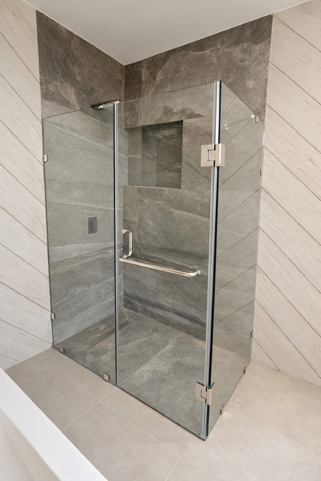 División de baño esquinera con puerta batiente