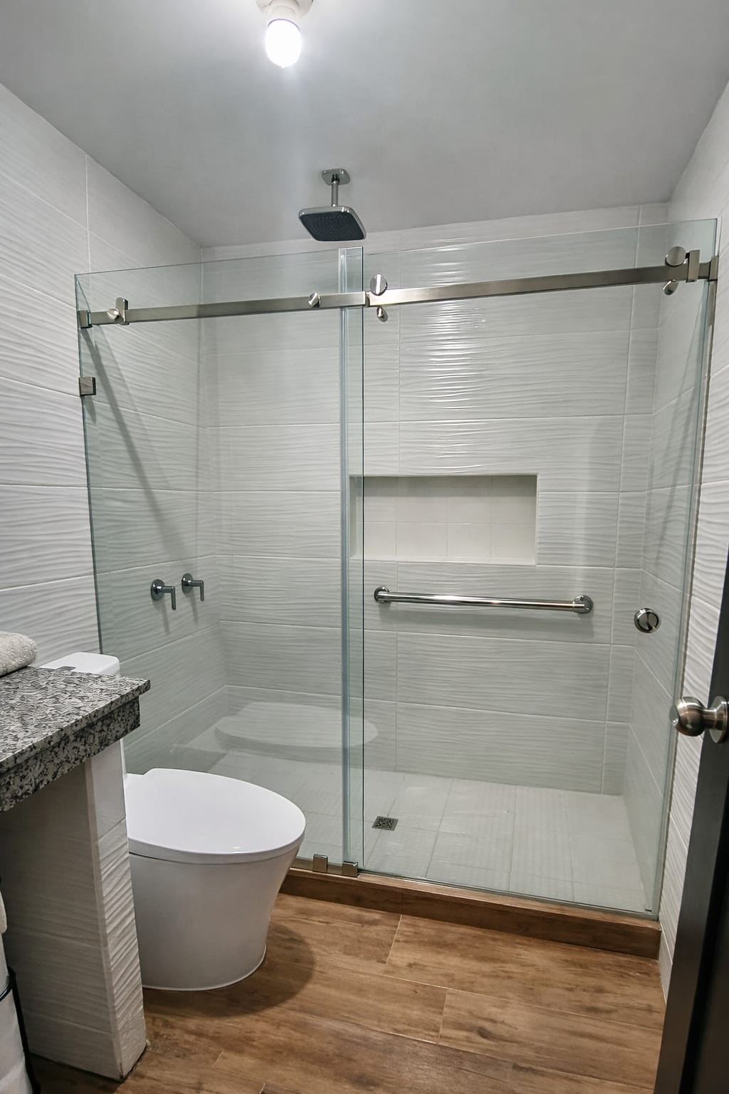 División de baño transparente con sistema corredizo