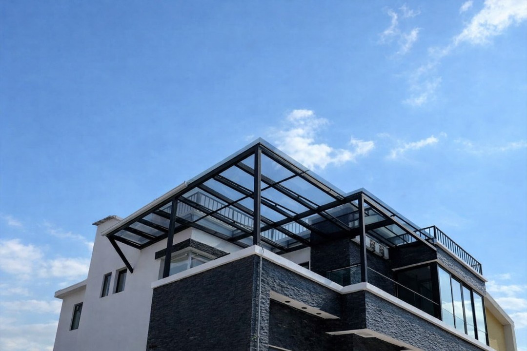 Pérgola con cubierta de vidrio templado
