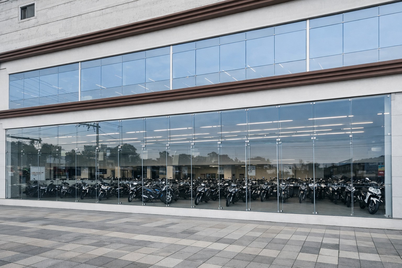 Fachada comercial de vidrio templado instalada por Viarka GT en Guatemala